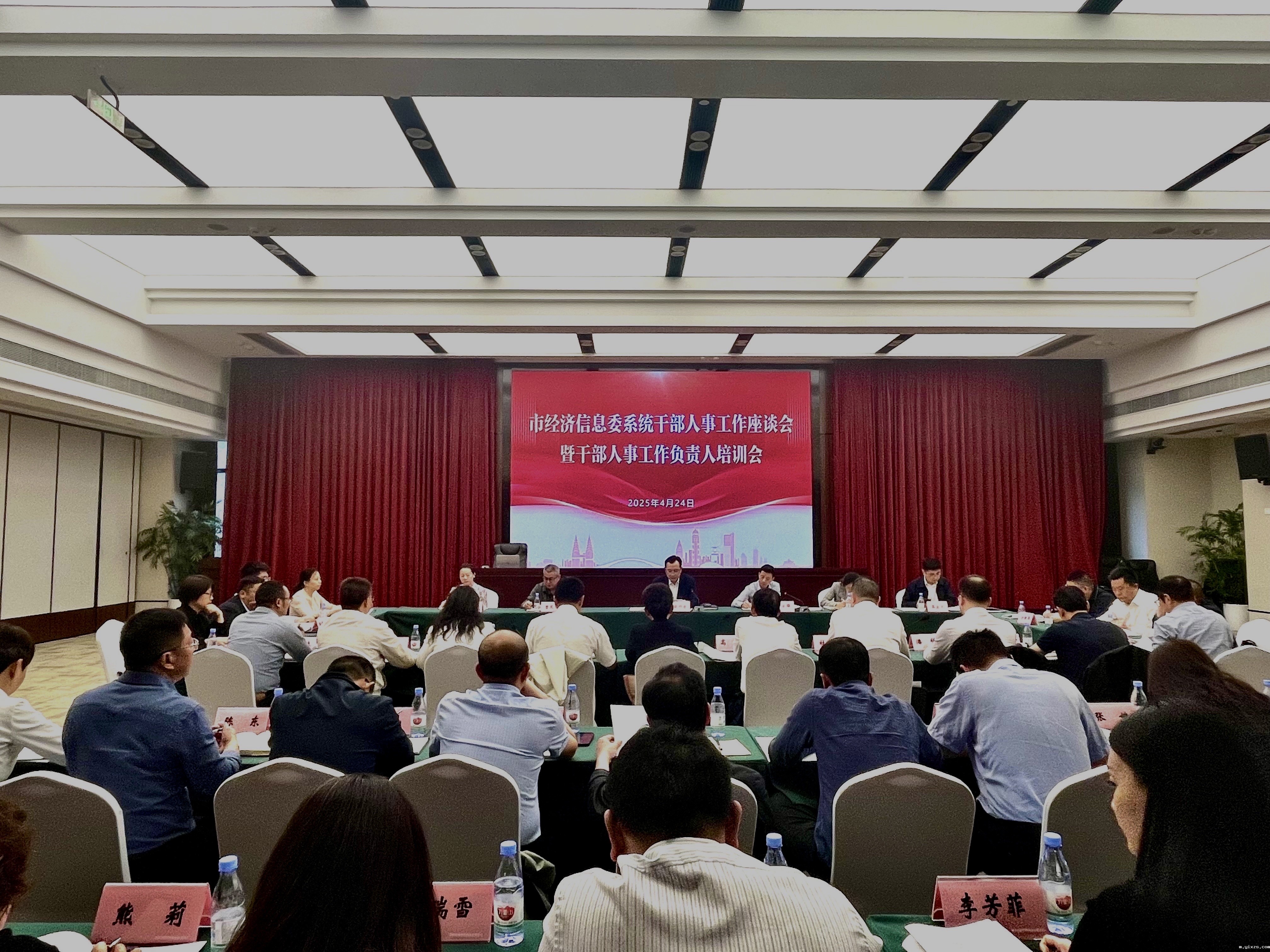 图1:召开座谈会.jpeg